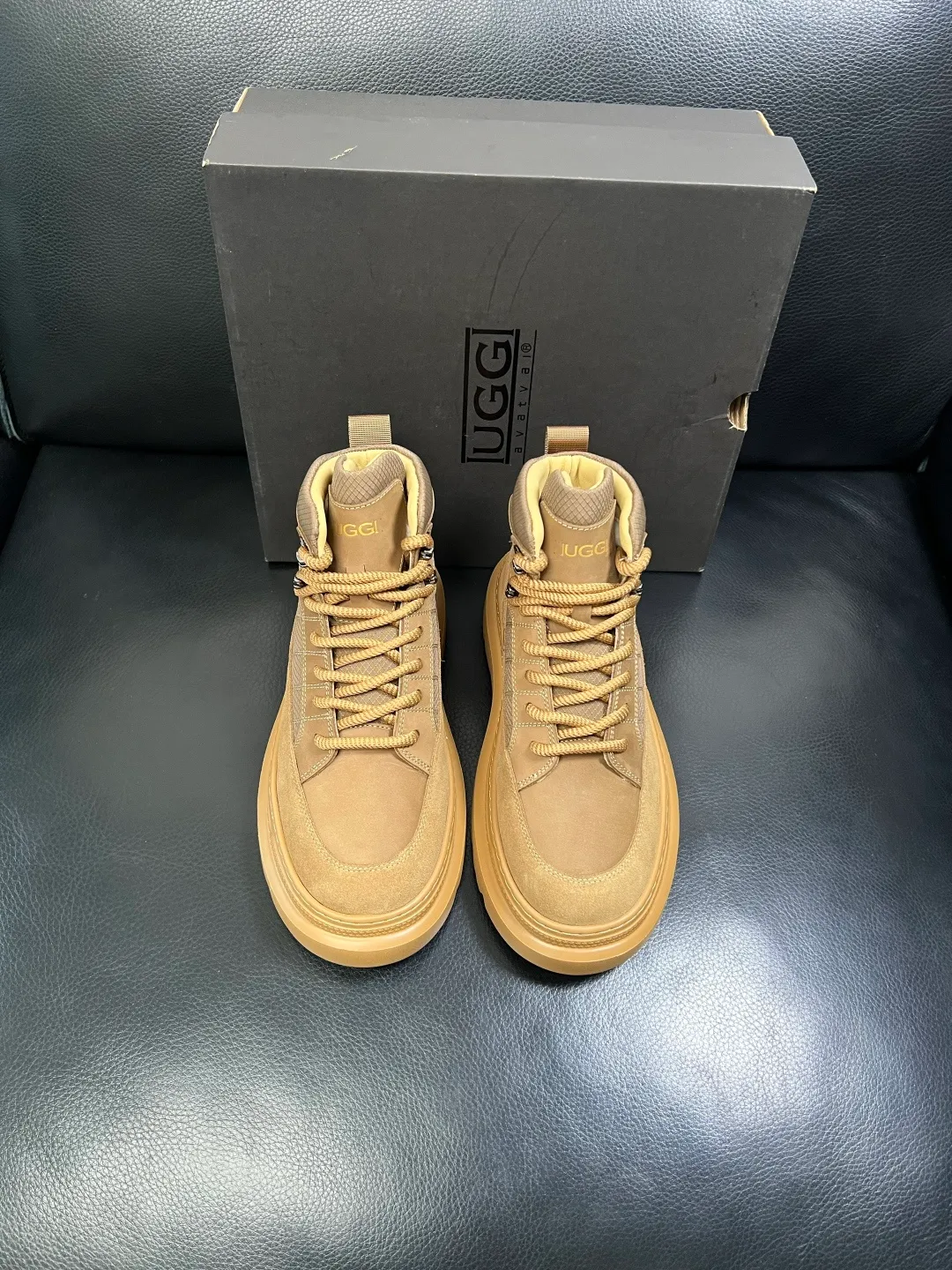 Men's men's shoes 💰740 UGG High-quality top crafts. Original configuration is available at the counter simultaneously. Original cowhide fabric imported from Italy, high-quality splicing technology, fully imported lambswool lining. Sole: Original sole is specially provided by the original factory and is super comfortable. Original factory and single goods are welcome to compare. Size 39-44